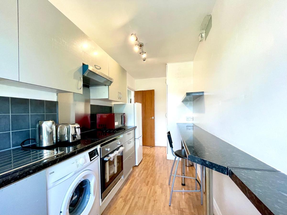 No2326 Tree-Hole Apartment Northolt  Exterior photo
